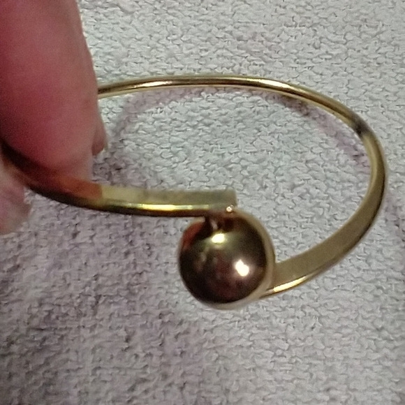 Goldtone asymmetrical ball bangle bracelet - Picture 4 of 4